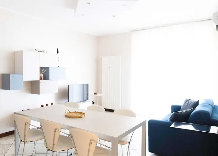 Blue - Cozy In Center * ארונה